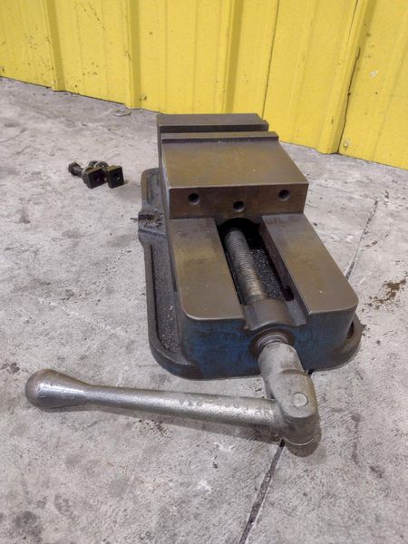 6" KURT MODEL #D675 PRECISION MACHINE VISE W/ SWIVEL HANDLE: STOCK #23448
