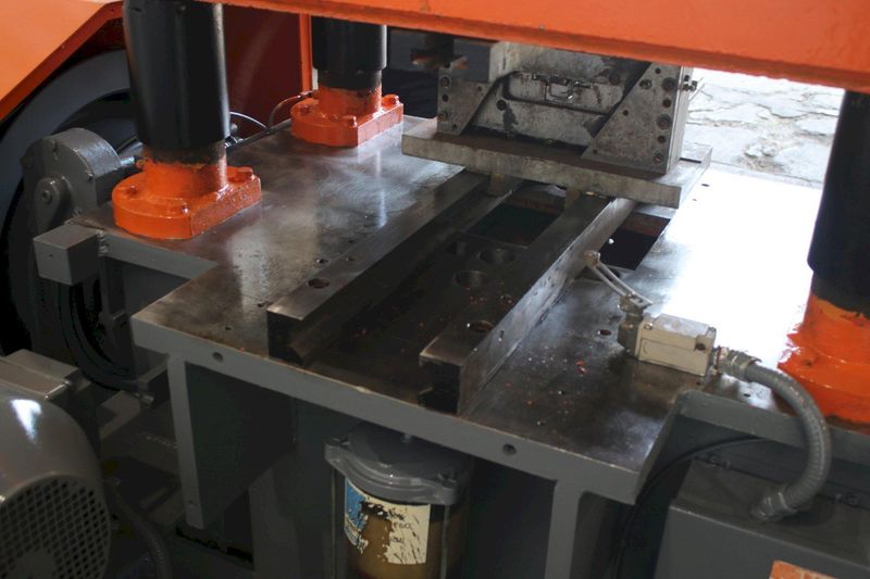 25 TON SAMCO 4 POST CUTOFF PRESS: STOCK #76398