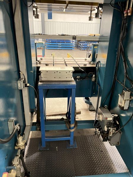 220 TON KOMATSU GAP FRAME STAMPING PRESS