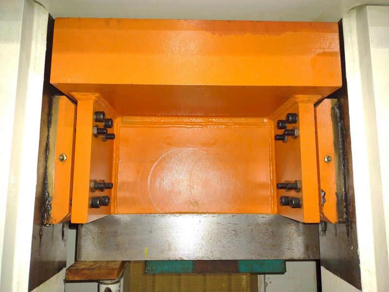 200 TON AMD HYDRAULIC PRESS: STOCK #19452