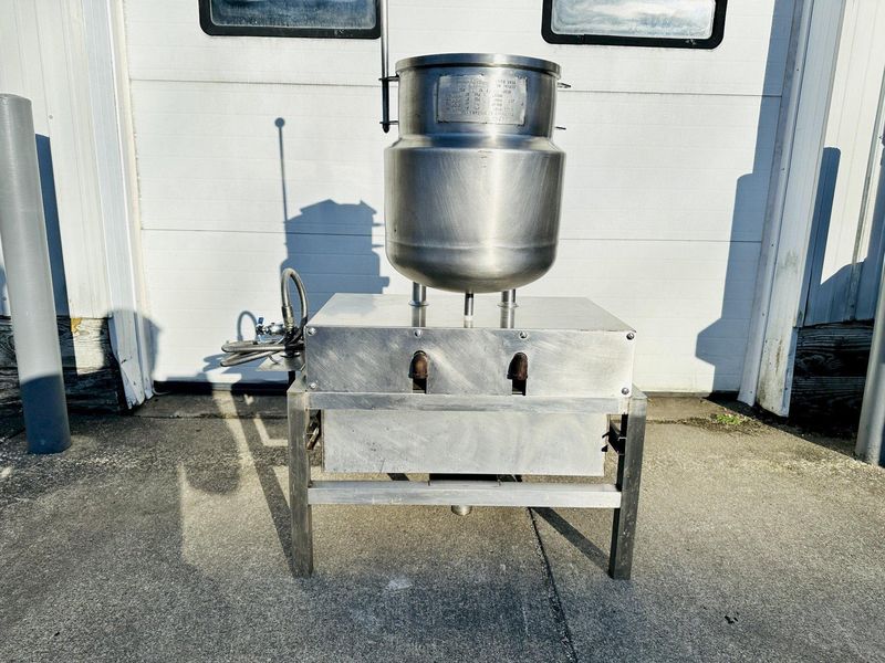 Vulcan K6DTT 6-Gallon / 24-Quarts  2/3 Jacketed Direct Steam Tilting Kettle On Floor Stand