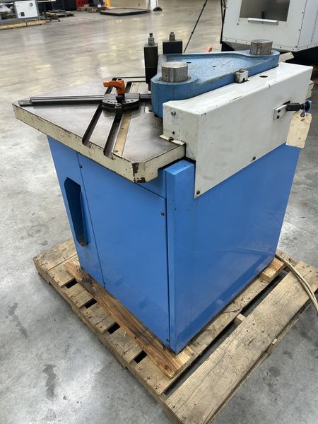 Euromac 250/6S 10″ x 10″ x 1/4″ Hydraulic Corner Notcher
