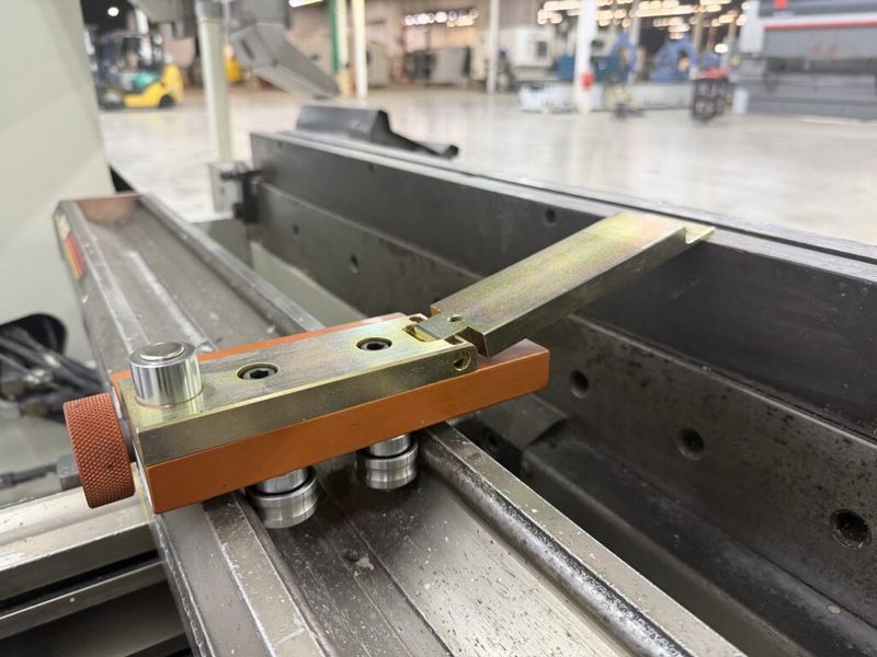 Accurpress 710010 100 Ton x 10′ 3-Axis CNC Hydraulic Press Brake