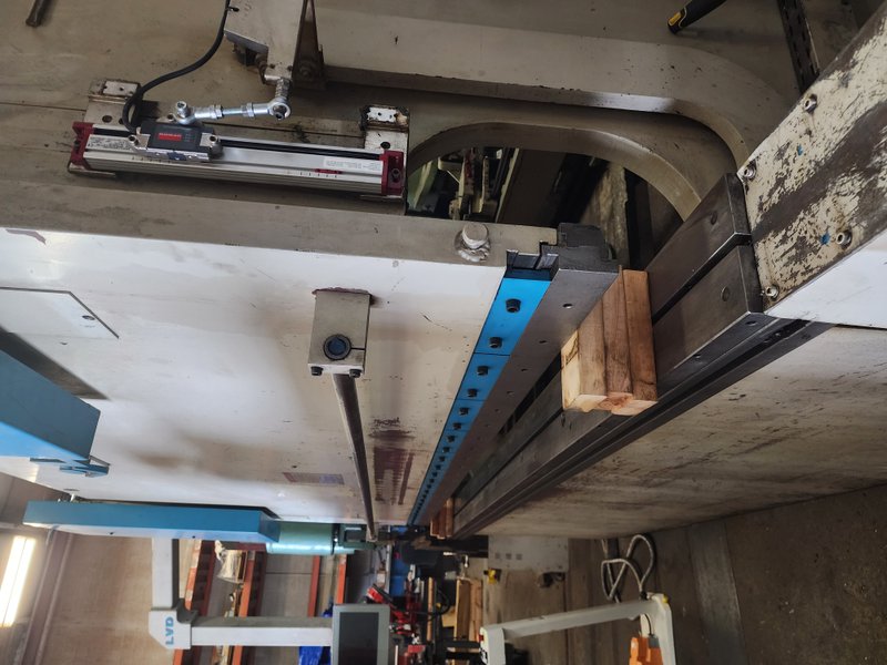 Bed Size: 10′
Capacity: 190 Tons
Cyb-19 control, Y1,Y2, Auto Crowing, Hydraulic upper and lower clamping, Back Gauge X,R,Z1,Z2,X-Prime 8-Axis press Brake
