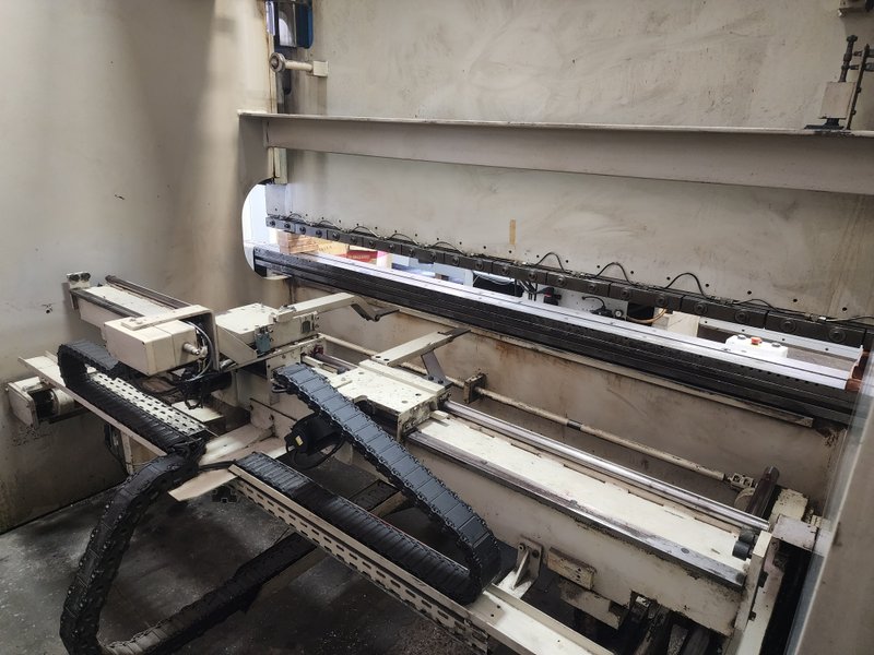 Bed Size: 10′
Capacity: 190 Tons
Cyb-19 control, Y1,Y2, Auto Crowing, Hydraulic upper and lower clamping, Back Gauge X,R,Z1,Z2,X-Prime 8-Axis press Brake