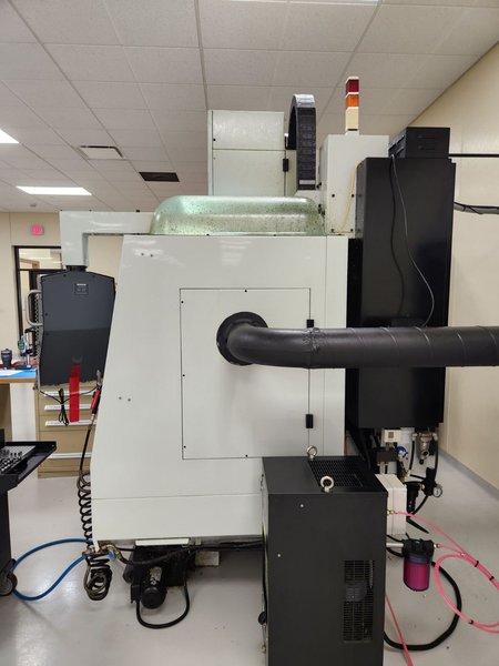 HURCO VM10U 5-Axis, 21.16.19", 10000 RPM, 20 Tools, 12 HP, Cat 40, Auger, Loaded Software