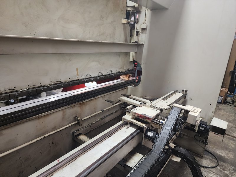 Bed Size: 10′
Capacity: 190 Tons
Cyb-19 control, Y1,Y2, Auto Crowing, Hydraulic upper and lower clamping, Back Gauge X,R,Z1,Z2,X-Prime 8-Axis press Brake